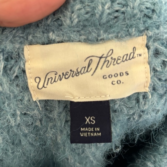Universal threads sweater - Picture 3 of 3